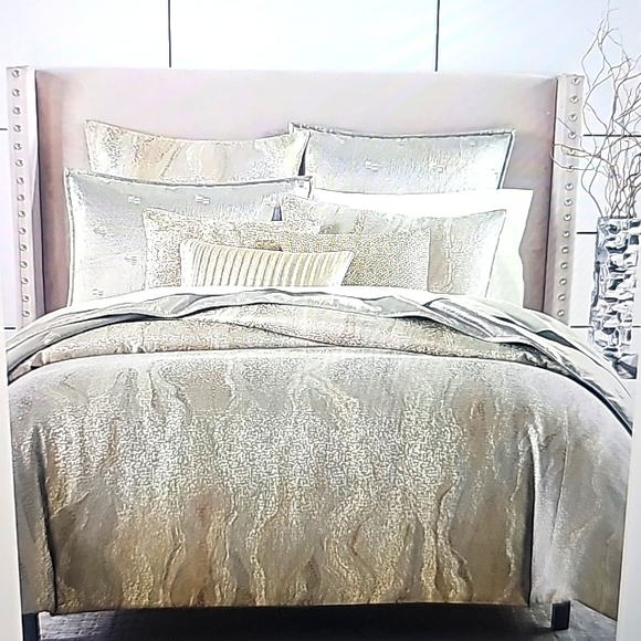 2-PC SIZE KING HOTEL COLLECTION COMFORTER & SHEET SET. - Picture 5 of 10